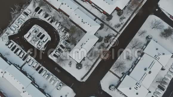 在冰雪覆盖的街道上飞翔视频的预览图