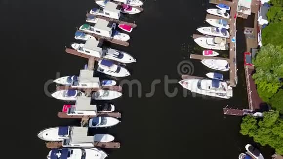 游艇和帆船停泊在码头海港的顶部视频的预览图