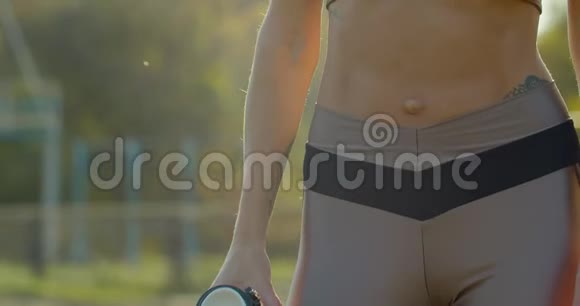 一个美丽的运动女子跑步后喝水特写肖像健身妇女饮水瓶视频的预览图