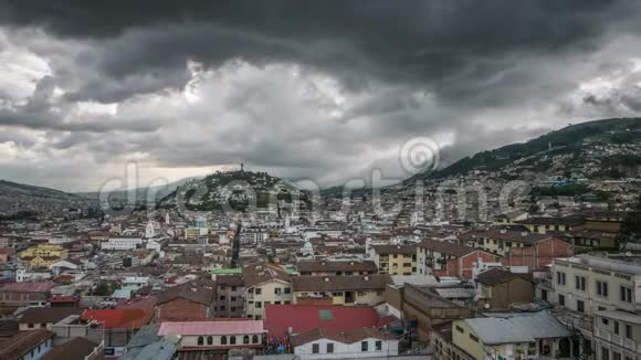厄瓜多尔基多市顶视图延时视频的预览图
