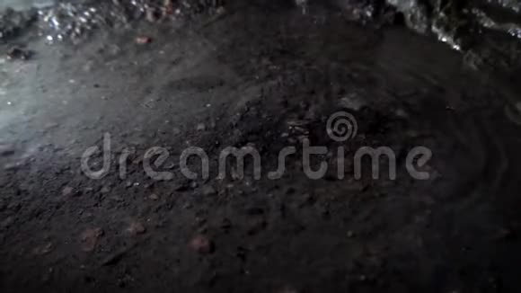 融雪的水滴从屋顶滴入水坑视频的预览图