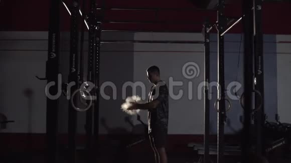 穿着运动服的年轻人准备在健身房锻炼和与马格尼娅拍手视频的预览图