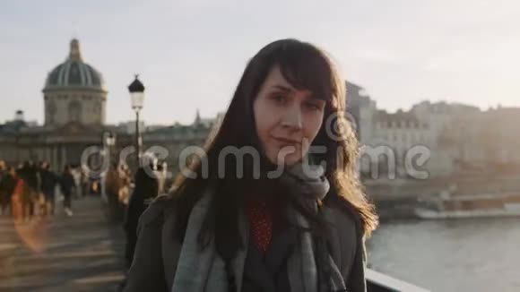 快乐美丽的年轻优雅的女人微笑着在日落巴黎广场慢镜头托架视频的预览图