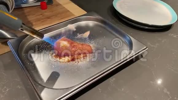 男厨师在金属容器上焦糖化一个假梨视频的预览图