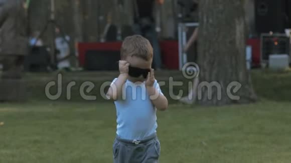 戴太阳镜的孩子动作慢视频的预览图