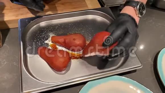 男厨师在金属容器上焦糖化一个假梨视频的预览图