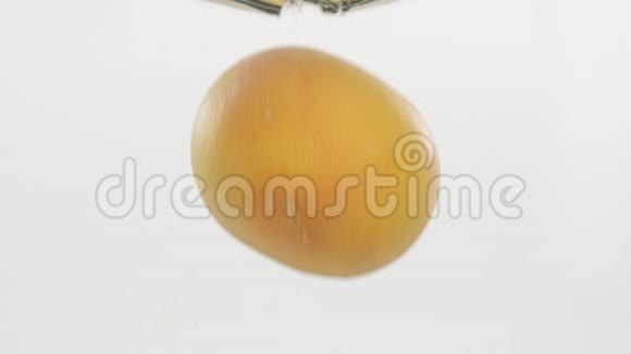 慢动作柚子落水在水下漂浮视频的预览图