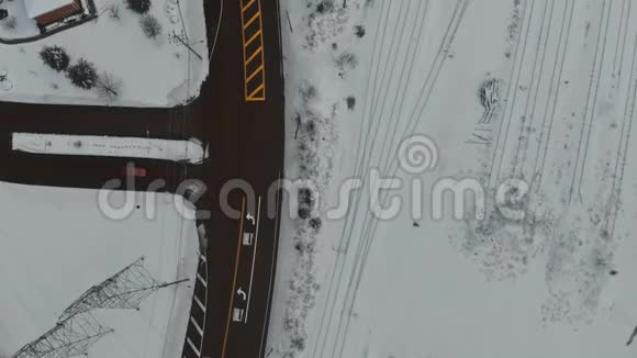 冬天大雪时在城市街道上开雪车视频的预览图