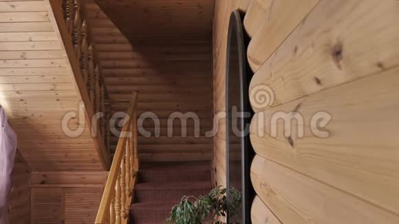 室内设有木墙和楼梯视频的预览图