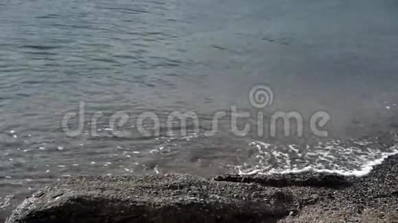 柔软的海浪在海滩的沙滩上破碎视频的预览图