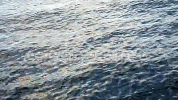 水的表面在缓慢运动视频的预览图