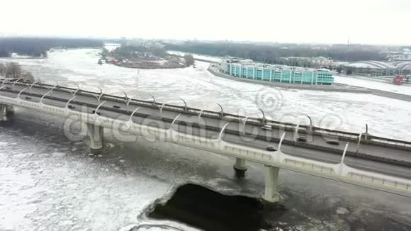 冬季高速公路鸟瞰图冰冻的涅瓦河覆盖着冰视频的预览图