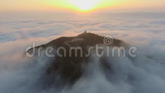 山顶上的云上清真寺视频的预览图