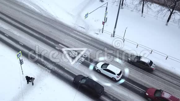 冬季检查标志车辆行驶在覆盖的冰雪道上视频的预览图