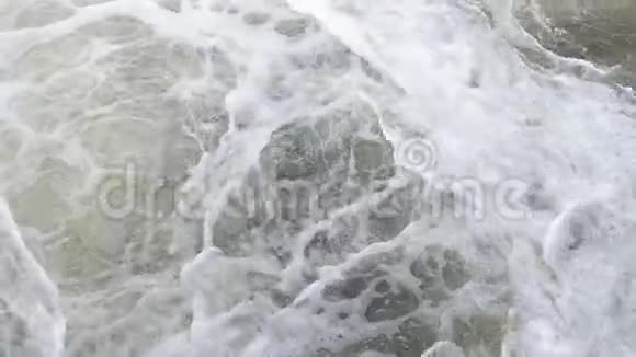 水在河上的瀑布下旋转视频的预览图