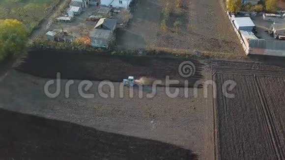 秋季旧拖拉机在田间最后的农业作业的鸟瞰图视频的预览图