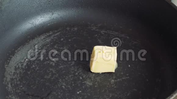 黄油在热锅里融化视频的预览图