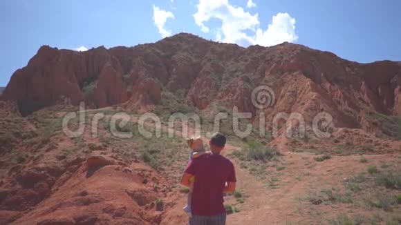 父亲带着孩子在山里视频的预览图