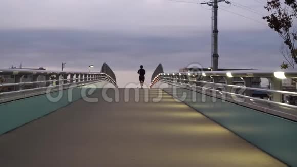 一个男人在空桥上慢跑视频的预览图
