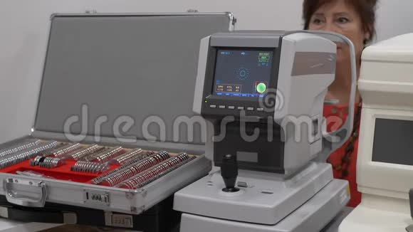 女性中年患者闭目检查现代自动拖拉机电脑控制机医疗视频的预览图