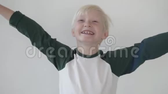 快乐男孩跳起来举起双手视频的预览图