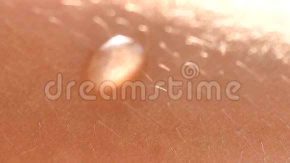 清洁健康人体皮肤上的水滴身体组织再生皮肤保湿概念视频的预览图