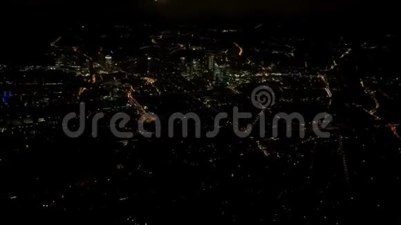 美丽的夜晚城市景观在明亮的灯光下从飞机窗口旅行的概念视频的预览图