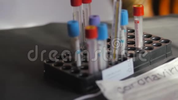 冠状病毒医用试管在主办方医用一次性纱布绷带在桌上一种汞视频的预览图