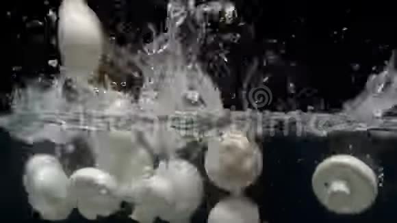 蘑菇掉进水里溅起水花视频的预览图