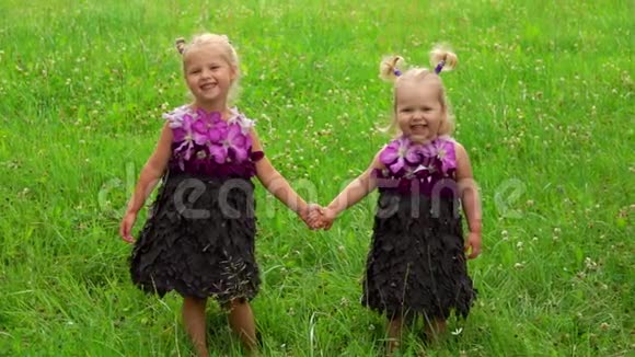 两个女孩穿着树叶和花做的裙子视频的预览图