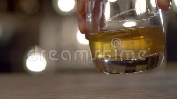 酒保的手在玻璃杯里搅拌威士忌视频的预览图