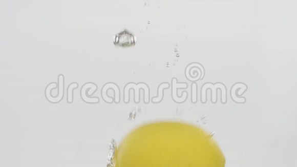 慢动作柠檬掉进水里漂浮在水下视频的预览图