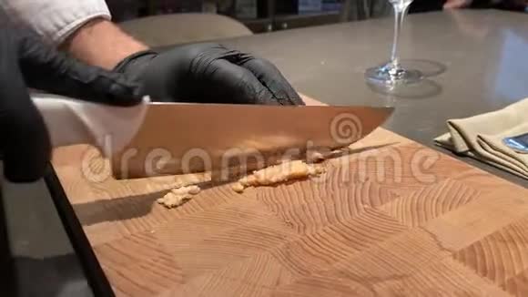 男主厨在木板上切下石板三文鱼片视频的预览图