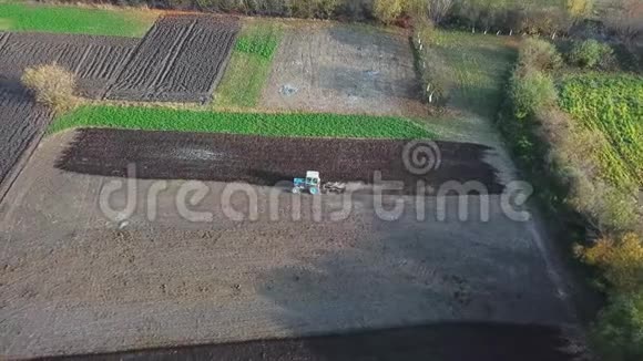秋季旧拖拉机在田间最后的农业作业的鸟瞰图视频的预览图