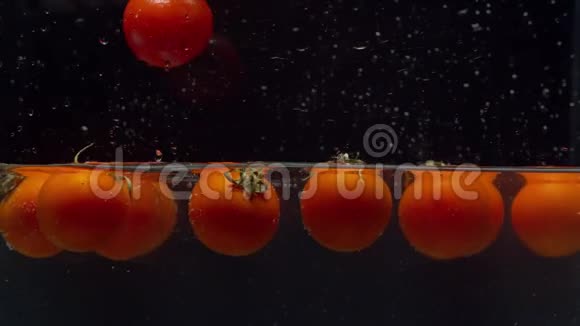 把西红柿从水里拿出来视频的预览图