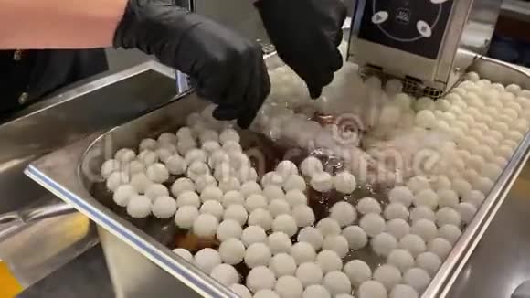 厨师沉浸在设备中神秘地包装在一袋浸在酒酱里的梨子里视频的预览图