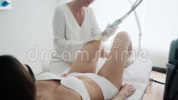 在美容院做腿部脱毛手术的女人视频的预览图