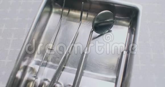 医疗牙科器械放在桌子上牙科卫生及健康视频的预览图