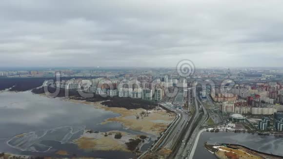 鸟瞰城市拉克廷斯基湖溢出视频的预览图