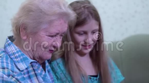 孙女和奶奶很忙视频的预览图