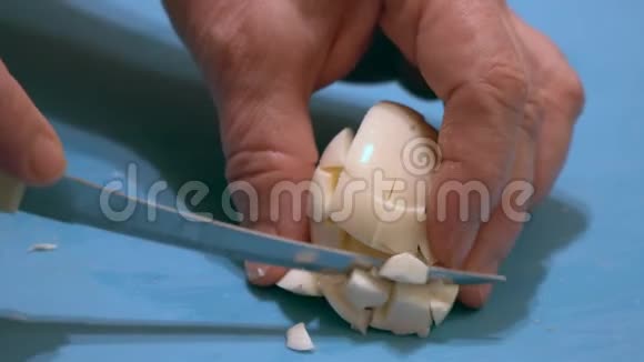 女人把一个白煮的鸡蛋放在盘子里切成块或切片做沙拉视频的预览图