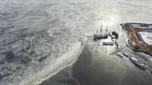 芬兰冰冻海湾一艘船的鸟瞰图视频的预览图