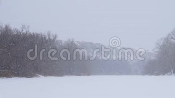 冰冻的河面上的大雪视频的预览图