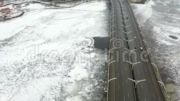 无人机飞越城市上空冬季高速公路的鸟瞰图视频的预览图