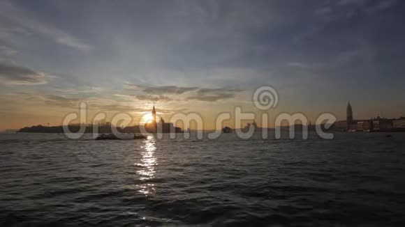 意大利威尼斯日落时在圣马可盆地经过汽艇视频的预览图