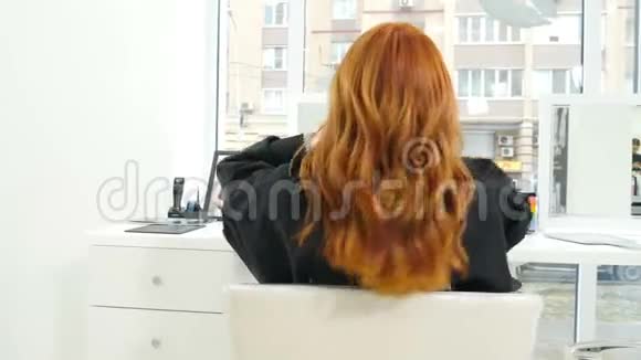 在美容院美丽的长发时髦的红染卷发性感女孩健康姜发的背景发型视频的预览图