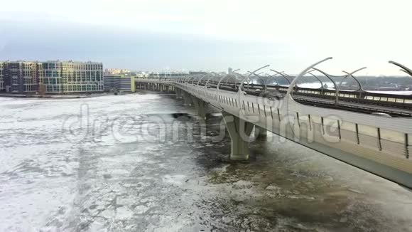 冬季公路的鸟瞰图冰冻的涅瓦河覆盖着冰上午城市景观视频的预览图