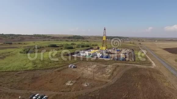 石油和天然气生产夏季野外井的鸟瞰图视频的预览图
