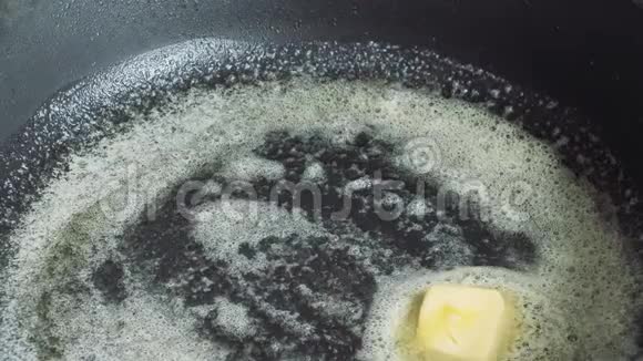 黄油在热锅里融化视频的预览图