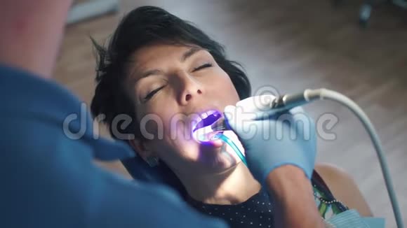 牙医把病人的嘴照蓝色视频的预览图